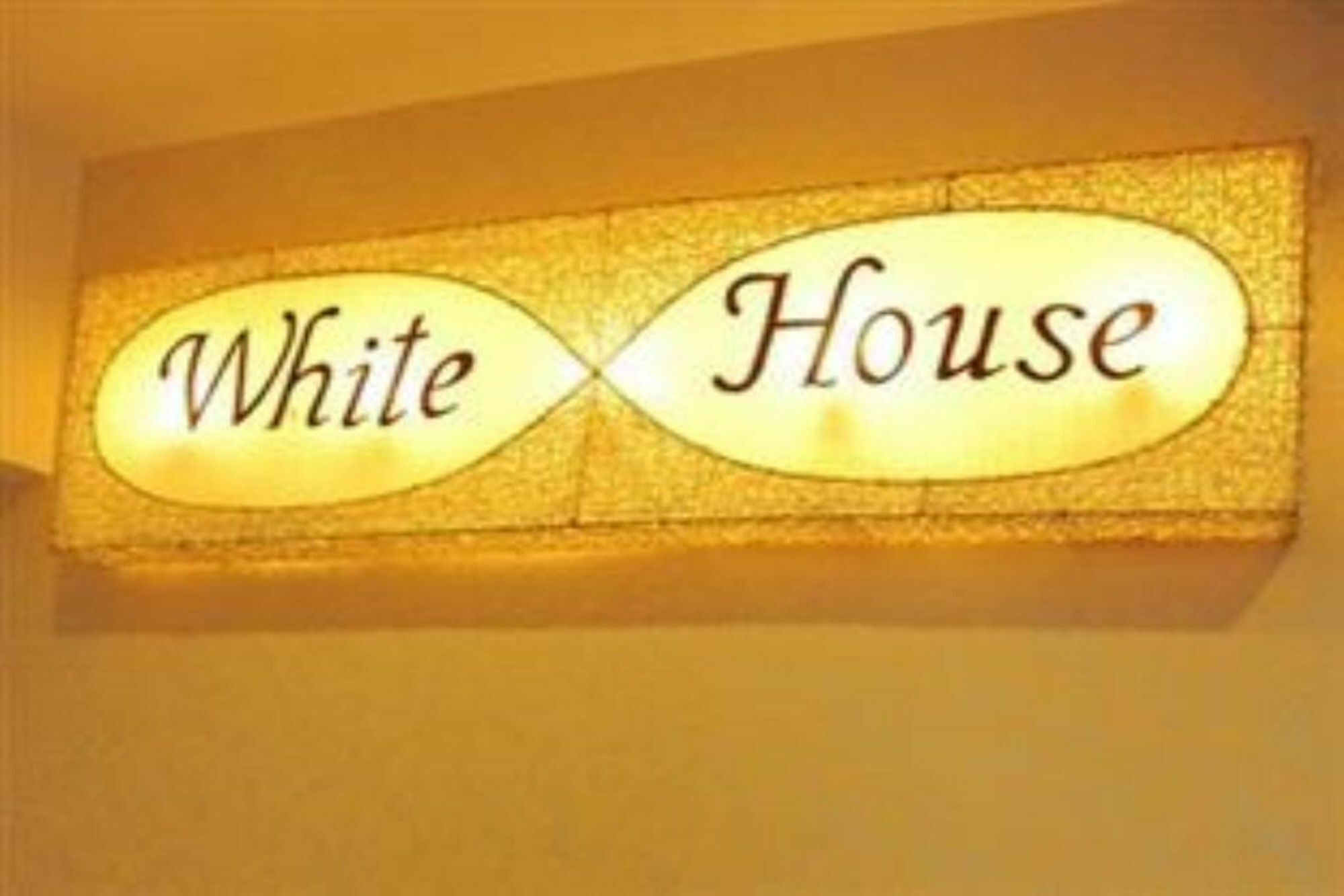 Готель White House Asoke Sukhumvit 18 Бангкок Екстер'єр фото